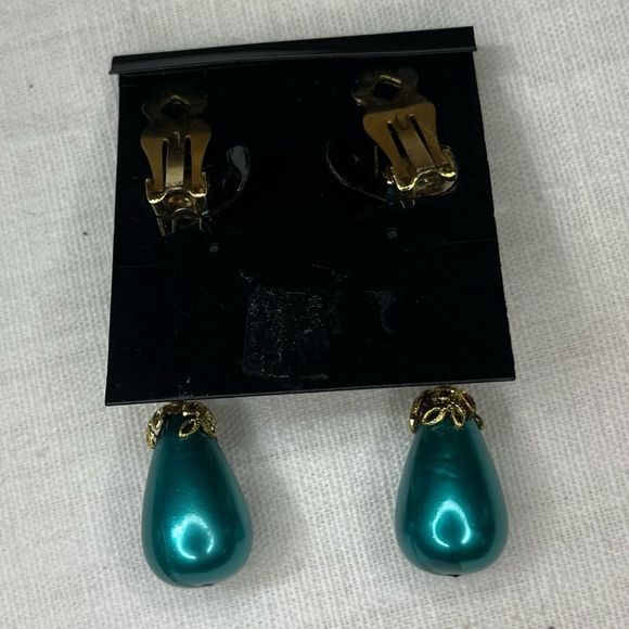 Vintage Teal Clip-on Earrings - Picture 8 of 10